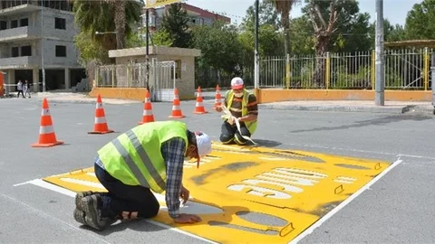 Yenilenen Caddelerin Yol Çizgileri de Çiziliyor
