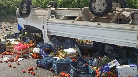 Otoyolda Sebze Yüklü Pikap Takla Attı
