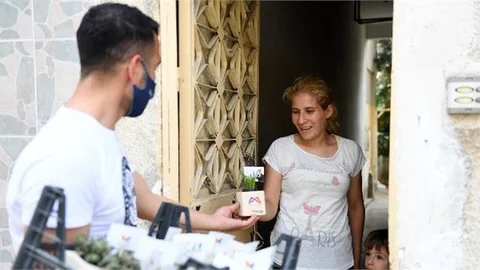 Ellerinde Çiçeklerle Annelerin Kapısını Çaldılar