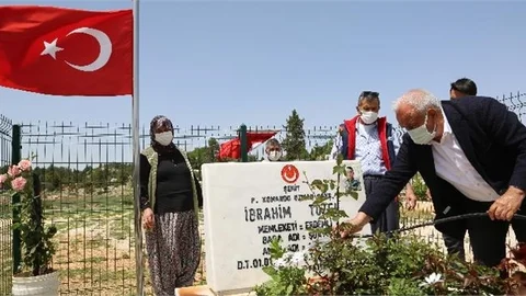 Şehit Mezarları Güllerle Donatıldı