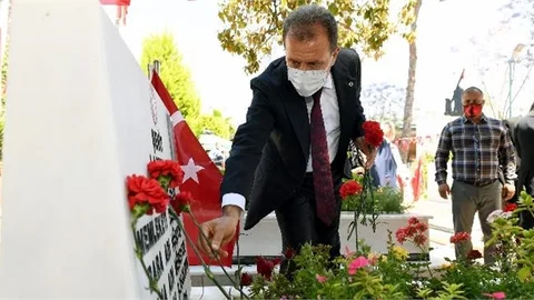 Başkan Seçer, Bayramın Birinci Gününde Şehitlik Ziyareti Yaptı