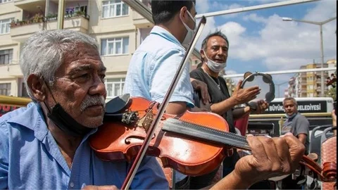 75 Roman Müzisyene Destek