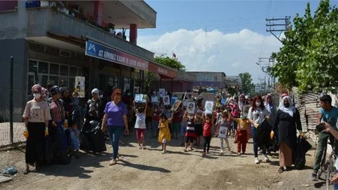 Anne ve Çocukları Çevre Temizliği Yaptı