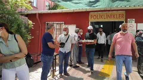 Tarsus’ta Aşı Sırası Bekleyen Vatandaşlara Büyükşehir’den Çay ve Su İkramı