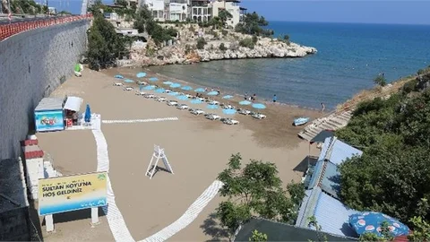 Yüzü Güneşe Dönük Mersin Plajlarında Hazırlıklar Tamam