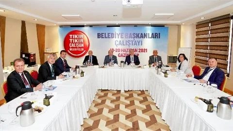 Başkan Seçer, Gaziantep’teki Belediye Başkanları Çalıştayı’na Katıldı