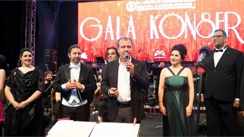 Başkan Seçer, Mersinlilere Keyifli Bir Müzik Gecesi Yaşatan ‘gala Konseri’ni Dinledi