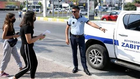 Mersin Büyükşehir Zabıta Ekipleri Yks’ye Yetişmeye Çalışan Öğrencilerin İmdadına Koştu