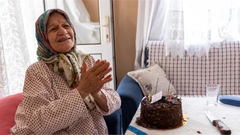 Yalnız Yaşayan Vasfiye Teyze’ye Teksin’den Doğum Günü Sürprizi