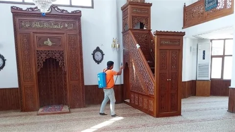 Cami Dezenfekte ve Mezarlık Temizlik Çalışmalarını Sürdürüyor