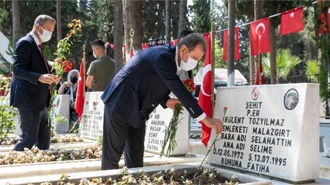 Başkan Seçer, Bayram Arifesinde Şehitliği Ziyaret Etti