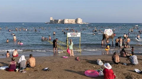 Tatilciler, Bayramda Plajlara Akın Etti