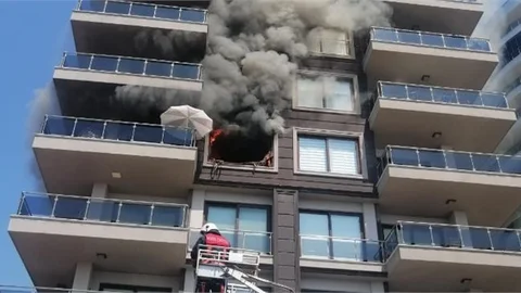 Yangının Çıktığı Apartmanda Yaşlı Kadın Mahsur Kaldı