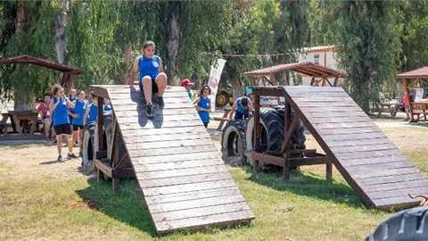 Kır Çiçekleri, Tarsus Gençlik Kampı’nı ‘şirinler Köyü’ne Çevirdi