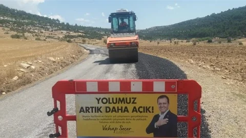Büyükşehir Ekipleri, Sathi Asfalt Dökümü Öncesi Zemin Hazırlık Çalışmalarını Sürdürüyor