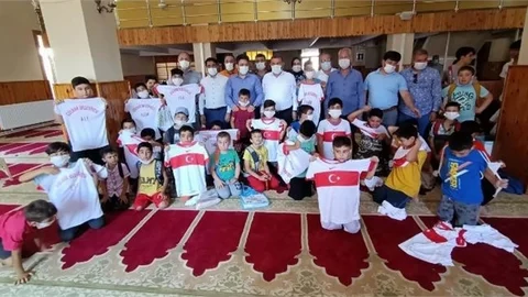 Futbol Kursuna Katılan Öğrencilere Forma Hediyesi