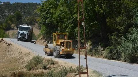 Çamlıyayla’da Onlarca Noktada Büyükşehir’den Yol Çalışması