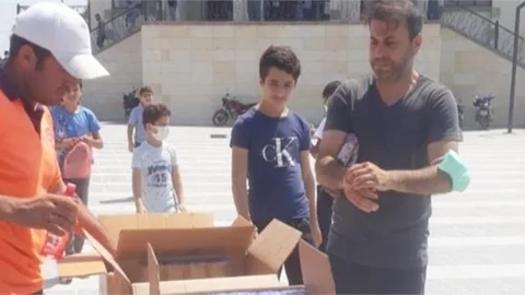 Mersin Büyükşehir’den, Cuma Namazı Çıkışı Vatandaşlara Su ve Gülsuyu