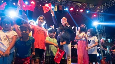 Büyükşehir’in Konserlerindeki Zafer Coşkusu Mersin’i Sarıyor