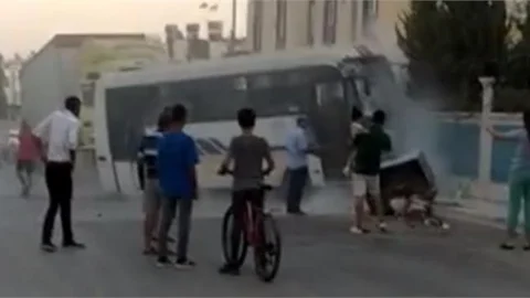 Tır Halk Otobüsüne Çarptı