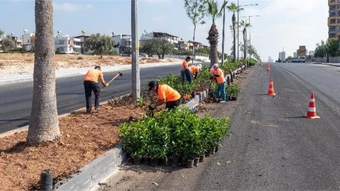 Mersin Büyükşehir, Kentin Peyzajını Yeni Mevsime Hazırlıyor