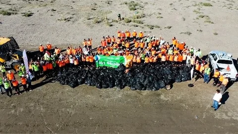 Sahilden Kamyonlar Dolusu Çöp Çıktı