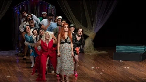 Büyükşehir’in Tiyatro Kulübü İlk Oyununu Sahneledi