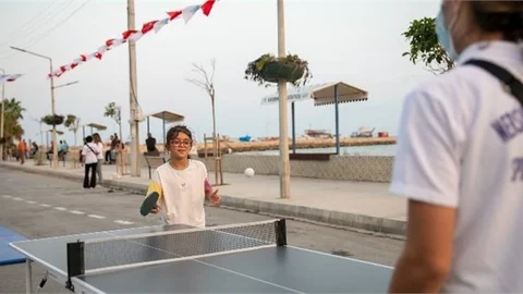 Karaduvar’da Cadde Trafiğe Kapandı, Gençler Spor Yaptı