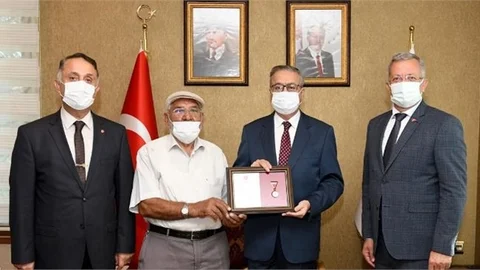 Vali Su, Hayırsever Vatandaşa Madalya ve Berat Belgesi Takdim Etti