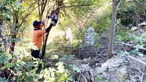 Kabirlerin Görünmez Olduğu Mezarlık Alan Tamamen Temizlendi