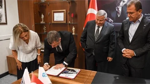 Mersin İçin Tarihi Gün: Metro Projesinde İmzalar Atıldı