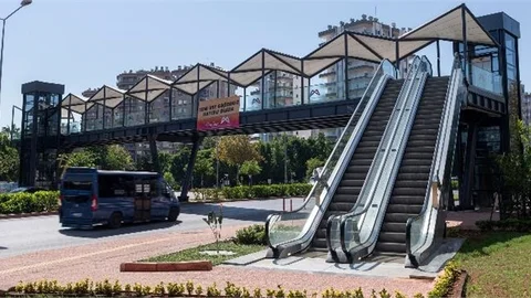 Yaya Güvenliği İçin Yapılan Üst Geçit Kullanıma Açıldı