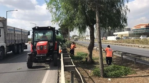 Mersin Büyükşehir Ekiplerinden D-400 Üzerinde Bakım Çalışması