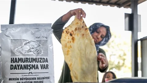 Mersin Büyükşehir’den "Un Dağıtım Projesi": "Hamurumuzda Dayanışma Var"