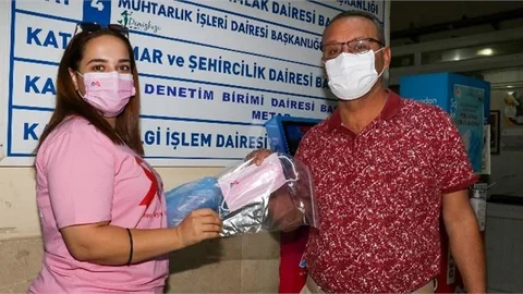Meme Kanserine Dikkat Çekmek İçin Pembe Maske Dağıttı