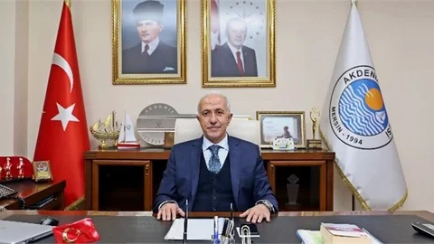 Akdeniz Belediye Başkanı Gültak, Cumhuriyet’in 98’inci Yaşını Kutladı