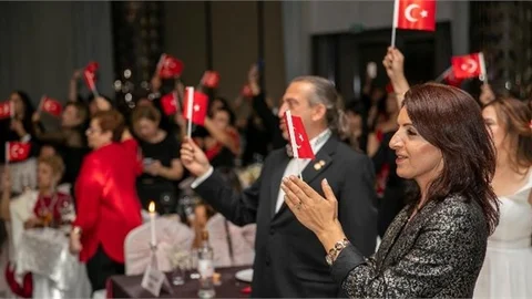 Gülcan Kış, Rotary Kulüpleri’nin Cumhuriyet Balosu’na Katıldı