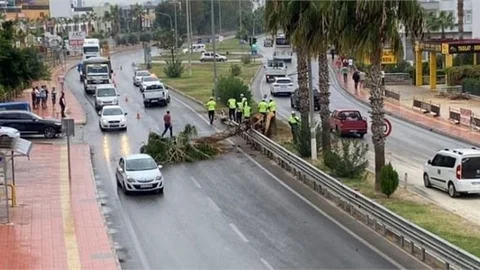 Hafriyat Yüklü Kamyon Kontrolden Çıkıp Karşı Yola Geçti