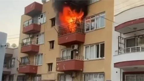 Mersin'de Apartmanda Çıkan Yangında Yaşlı Kadın ve Çocuk Dumandan Etkilendi