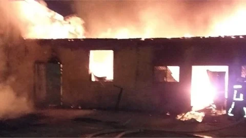 Samanlar ve Tarım Aletleri Alevlere Teslim Oldu