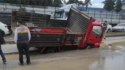 Mersin'de Etkili Olan Yağış Kazaları Beraberinde Getirdi