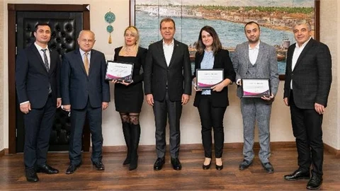 Başkan Seçer’den Başarılı Proje Sunan Personele Teşekkür Belgesi