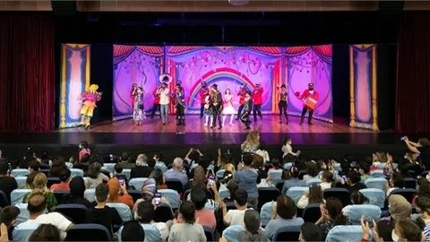 Mersin Büyükşehir Belediyesi Şehir Tiyatrosu Perdelerini Açtı