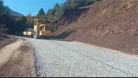 Büyükşehir Belediyesi, Çamlıyayla’nın Dört Bir Noktasında Yol İyileştirme Çalışmalarını Sürdürüyor