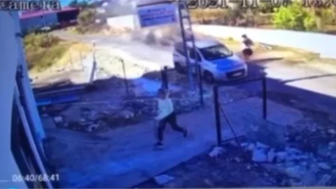 Yanan Araçtaki Bebeği Annenin Dikkati Kurtardı