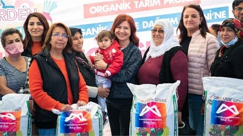 Mersin Büyükşehir’den 100 Üreticiye 25 Ton Organik Gübre