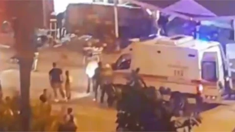 Direksiyon Hakimiyetini Kaybeden Sürücü Duvara Çarparak Durabildi