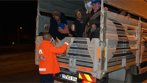 Tarım İşçileri Mersin Büyükşehir’in Sıcak Çorbasıyla Güne Başlıyor