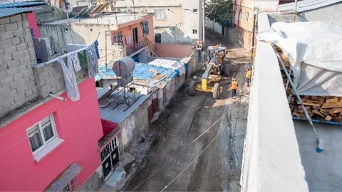 Mersin Büyükşehir, Çay Mahallesi’ni Son Sürat Asfaltlıyor