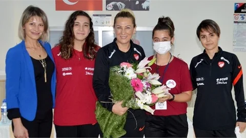 A Milli Kadın Futbol Takımı, Kır Çiçekleri İle Buluştu